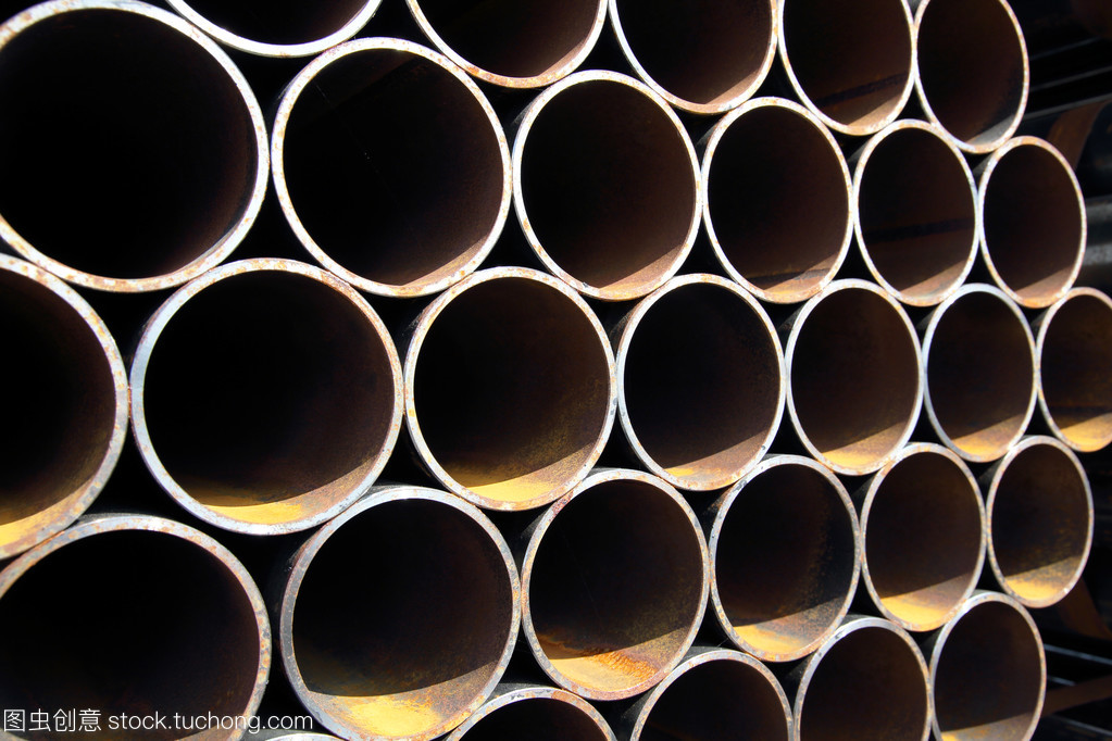 堆栈的钢管 工业美学与高效存储的艺术